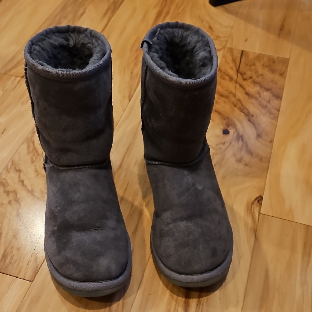 UGG Womens Classic Short Sheepskin Boots Grey Size 6